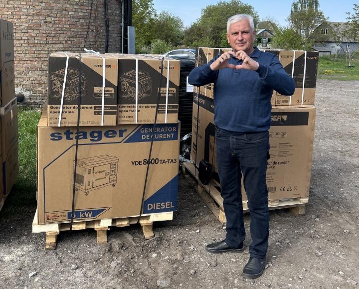 Der Bürgermeister der Stadt Kozelets, Valentyn Bryhynets, vor einem Teil der gerade angelieferten Generatoren Der Bürgermeister der Stadt Kozelets, Valentyn Bryhynets, vor einem Teil der gerade angelieferten Generatoren