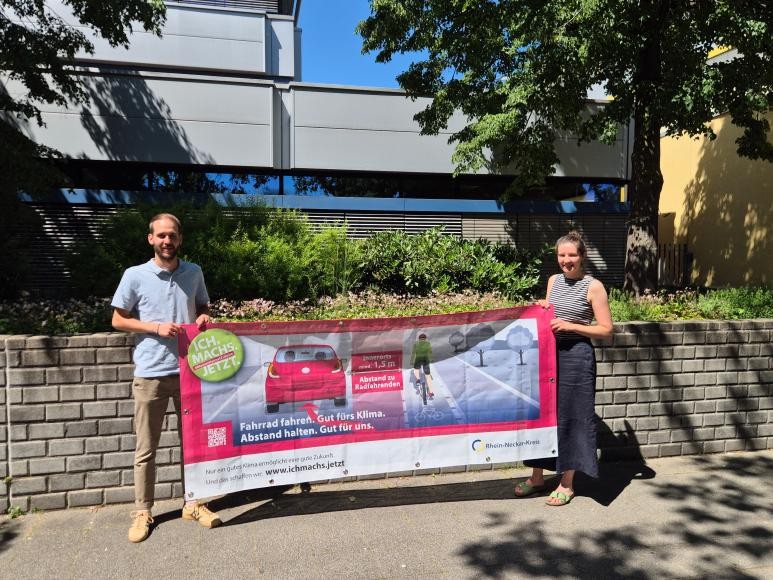 Die Kreisradkoordinatoren Lisa Meyer und Ricardo Beringer präsentieren das Banner zur Kampagne „Fahrrad fahren. Gut fürs Klima. Abstand halten. Gut für uns.“ Die Kreisradkoordinatoren Lisa Meyer und Ricardo Beringer präsentieren das Banner zur Kampagne „Fahrrad fahren. Gut fürs Klima. Abstand halten. Gut für uns.“