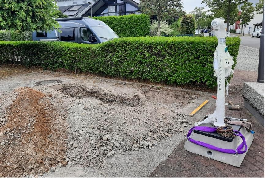 Der neue Trinkwasserbrunnen steht neben der aufgegrabenen Stelle. Der neue Trinkwasserbrunnen steht neben der aufgegrabenen Stelle.