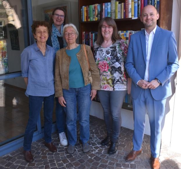 Vor dem Bücherregal: vl Wilmes, Biegler, Kohler, Buchhold, Bgm Seidel Vor dem Bücherregal: vl Wilmes, Biegler, Kohler, Buchhold, Bgm Seidel