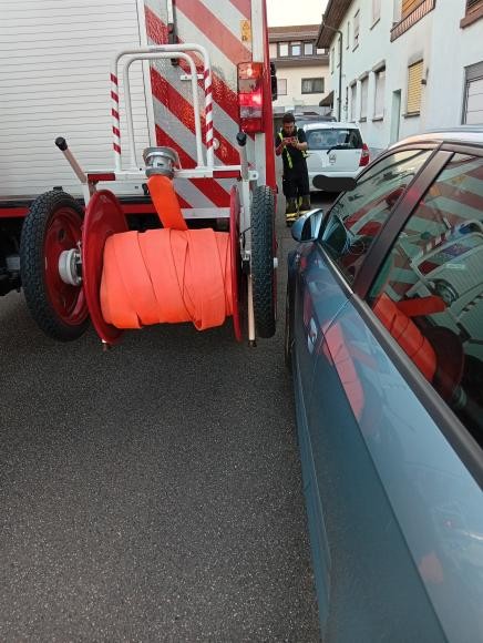 Feuerwehrfahrzeug bei der Notfallwegefahrt Feuerwehrfahrzeug bei der Notfallwegefahrt