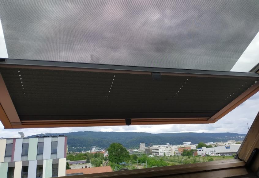 Fenster mit Sonnenschutz - von außen am wirksamsten! Bildquelle: KLiBA Fenster mit Sonnenschutz - von außen am wirksamsten! Bildquelle: KLiBA