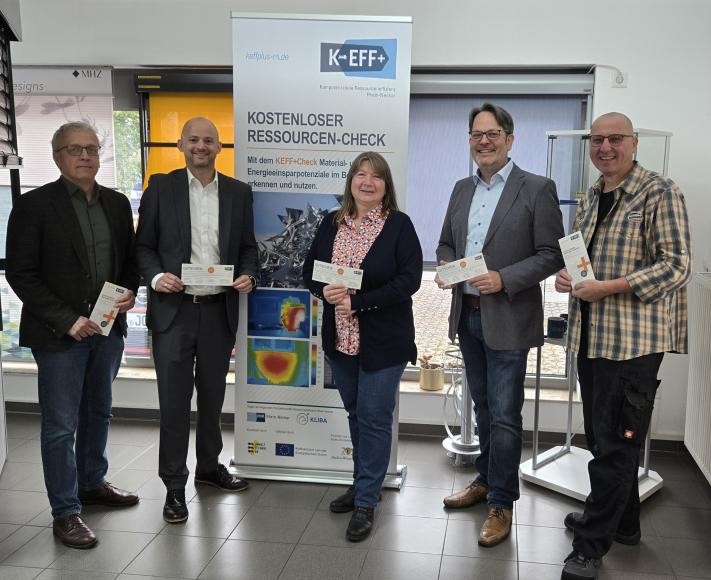 Auftakt der Energiekarawane (v.l.) Dr. Klaus Keßler (KLiBA), Bürgermeister Pascal Seidel, Ulrike Krause (Klimaschutz), Dr. Nicolai Freiwald (IHK Heidelberg), Marcus Fackel (Vorstand Gewerbepark) Auftakt der Energiekarawane (v.l.) Dr. Klaus Keßler (KLiBA), Bürgermeister Pascal Seidel, Ulrike Krause (Klimaschutz), Dr. Nicolai Freiwald (IHK Heidelberg), Marcus Fackel (Vorstand Gewerbepark)