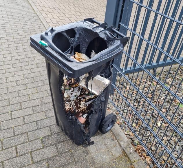 (Bild AVR) Diese komplett verschmorte Restmülltonne stand sogar schon zur Abholung bereit – und das bedeutete Lebensgefahr für Müllwerker, Anwohner und Passanten! Ursache war augenscheinlich, und wie so oft, heiße Asche vom letzten Grillabend. (Bild AVR) Diese komplett verschmorte Restmülltonne stand sogar schon zur Abholung bereit – und das bedeutete Lebensgefahr für Müllwerker, Anwohner und Passanten! Ursache war augenscheinlich, und wie so oft, heiße Asche vom letzten Grillabend.