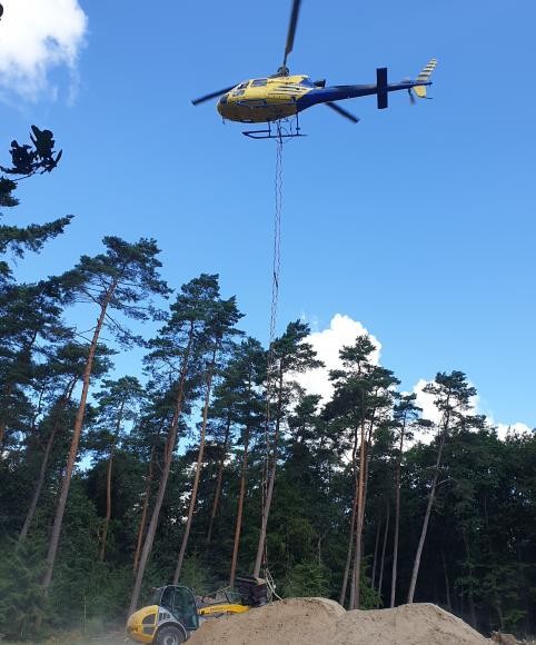 Am Befüllplatz wird der Helikopter mit Kalkmaterial beladen. Von dort aus bringt er Dolomit beziehungsweise Dolomit-Holzasche-Gemische auf die Waldflächen aus, um versauerte Waldböden zu stabilisieren und die Nährstoffversorgung der Wälder zu verbessern (Archivbild aus dem Stadtwald Eberbach aus dem Jahr 2023). Am Befüllplatz wird der Helikopter mit Kalkmaterial beladen. Von dort aus bringt er Dolomit beziehungsweise Dolomit-Holzasche-Gemische auf die Waldflächen aus, um versauerte Waldböden zu stabilisieren und die Nährstoffversorgung der Wälder zu verbessern (Archivbild aus dem Stadtwald Eberbach aus dem Jahr 2023).