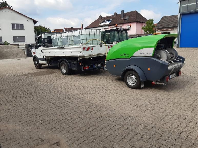 Das neue Heißwassergerät auf dem Gelände des Bauhofs Das neue Heißwassergerät auf dem Gelände des Bauhofs