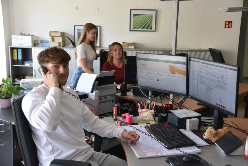 Blick ins Bürgerbüro mit den Mitarbeiter*innen