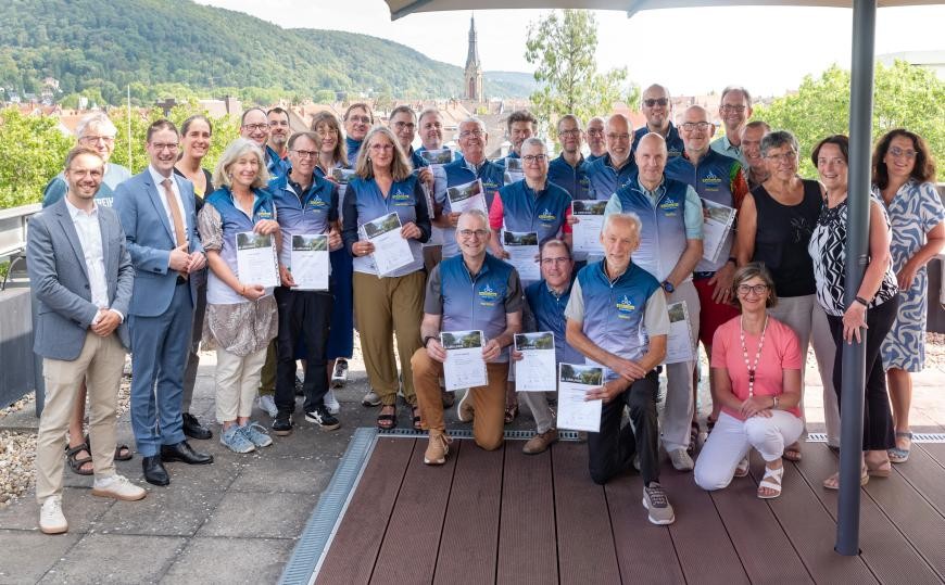 Landrat Manuel Just (3. v. l.), Daniel Steegmaier (ADFC-Landesgeschäftsführer/links), Silke Esslinger (Akademie für Natur- und Umweltschutz Baden-Württemberg/4. v. l.) und die Tourismusbeauftragte des Landkreises, Beate Otto (2. v. r.) begrüßten und beglückwünschten die neuen RadGuides. Landrat Manuel Just (3. v. l.), Daniel Steegmaier (ADFC-Landesgeschäftsführer/links), Silke Esslinger (Akademie für Natur- und Umweltschutz Baden-Württemberg/4. v. l.) und die Tourismusbeauftragte des Landkreises, Beate Otto (2. v. r.) begrüßten und beglückwünschten die neuen RadGuides.