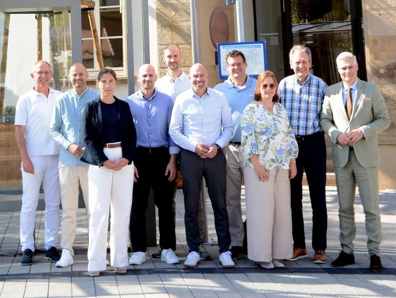 Foto (Gemeinde Plankstadt) von links:  Prof. Dr. med. Dietmar Dinter, Pascal Seidel, Lisa Schlüter, Dr. med. Sascha Wohnsland, Matthias Kutsch, Timo Wangler, Nils Drescher, Dr. med. Natalie Augsburger, Dr. Ralf Göck, Matthias Steffan