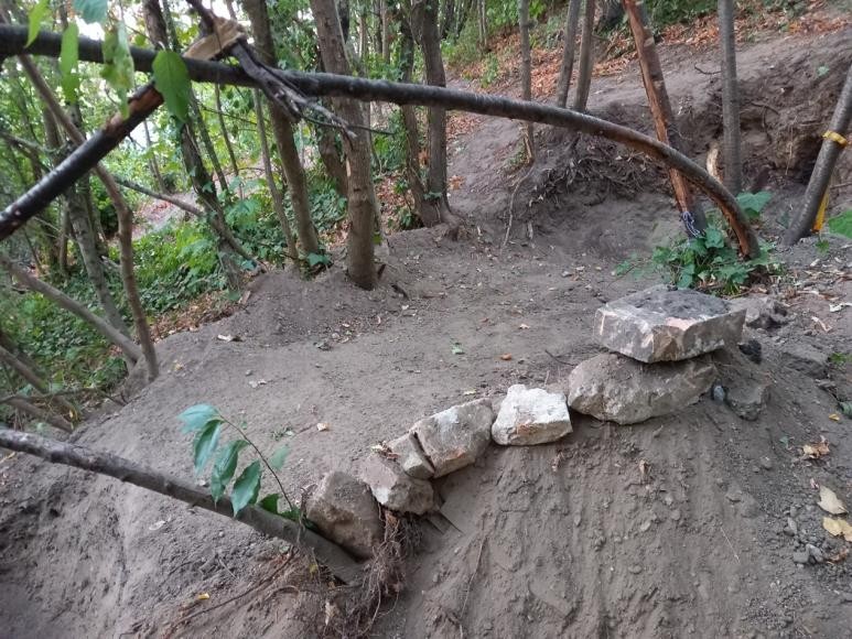 Gegrabenes Loch in der Böschung, Steine wurden aufgereiht, Wurzeln freigelegt. Bild privat Gegrabenes Loch in der Böschung, Steine wurden aufgereiht, Wurzeln freigelegt. Bild privat