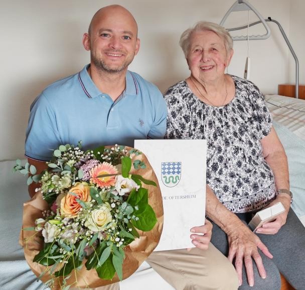Bürgermeister Seidel übergibt einen Blumenstrauß an Lydia Micheels