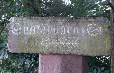 Wegmarkierung nach Sandhausen in Sandstein (Oftersheim)