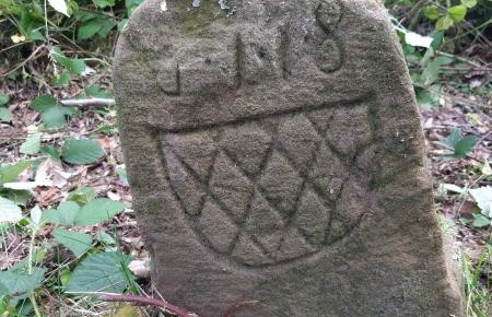 Wegmarkierung aus Sandstein mit Wappen und Wittelsbacher Wecken