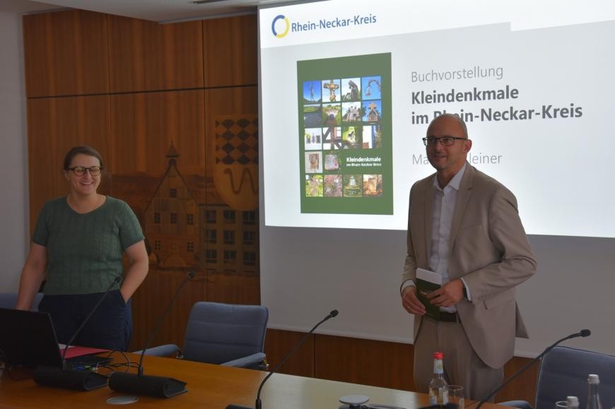 Marlene Kleiner und Bürgermeister Pascal Seidel vor dem Vortrag an der Leinwand