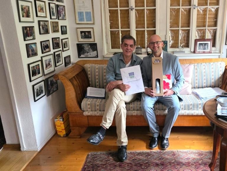 Romani Rose mit Bürgermeister Pascal Seidel auf einer Couch