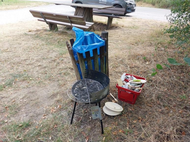 Müll und Grill wurden am Waldrand im Postweg hinterlassen