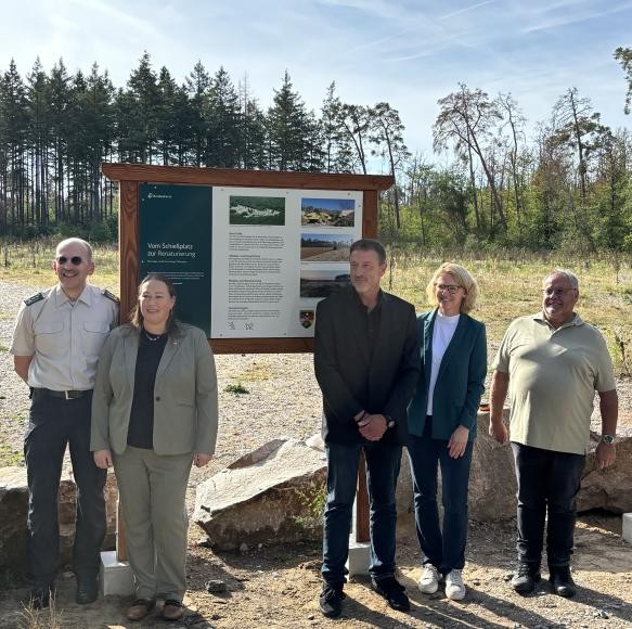 Gemeinsame Einweihung der neuen Informationstafeln (v. links): Jürgen Köhler (Leiter des Bundesforstbetriebes Rhein-Mosel), Dr. Anja Gross (Leiterin des Umweltbüros der US Army Garrison Rheinland-Pfalz), Johannes Haid (Umweltbüro US Army Garrison Rheinland-Pfalz), Susanne Barisch (Bauamtsleiterin der Gemeinde Oftersheim) und Alois Dötsch (Revierleiter im Bundesforstbetrieb Rhein-Mosel). Gemeinsame Einweihung der neuen Informationstafeln (v. links): Jürgen Köhler (Leiter des Bundesforstbetriebes Rhein-Mosel), Dr. Anja Gross (Leiterin des Umweltbüros der US Army Garrison Rheinland-Pfalz), Johannes Haid (Umweltbüro US Army Garrison Rheinland-Pfalz), Susanne Barisch (Bauamtsleiterin der Gemeinde Oftersheim) und Alois Dötsch (Revierleiter im Bundesforstbetrieb Rhein-Mosel).