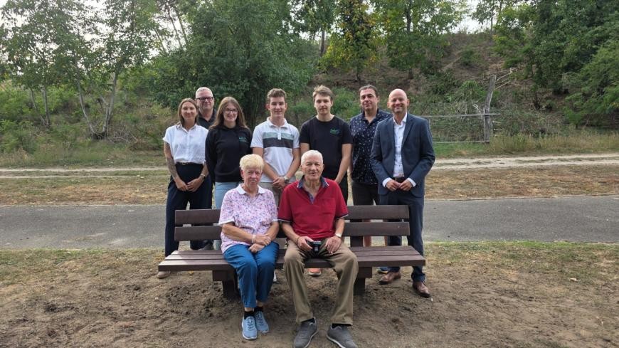 Neue Sitzbank auf dem Jugendplatz Neue Sitzbank auf dem Jugendplatz