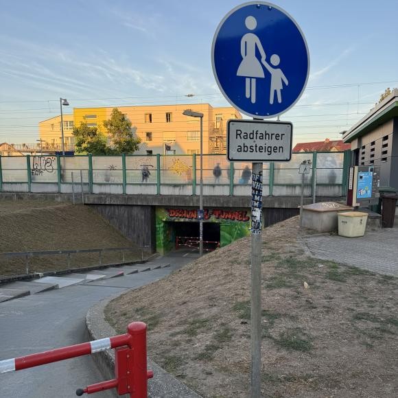 Blick in die Unterführung und auf das Hinweisschild Blick in die Unterführung und auf das Hinweisschild
