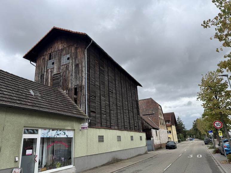 Mannheimer Straße mit Blick auf die Scheune die abgerissen wird Mannheimer Straße mit Blick auf die Scheune die abgerissen wird