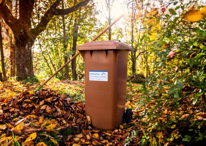 Eine BioEnergieTonne steht mitten in heruntergefallenen Blättern. Bild AVR. Eine BioEnergieTonne steht mitten in heruntergefallenen Blättern. Bild AVR.