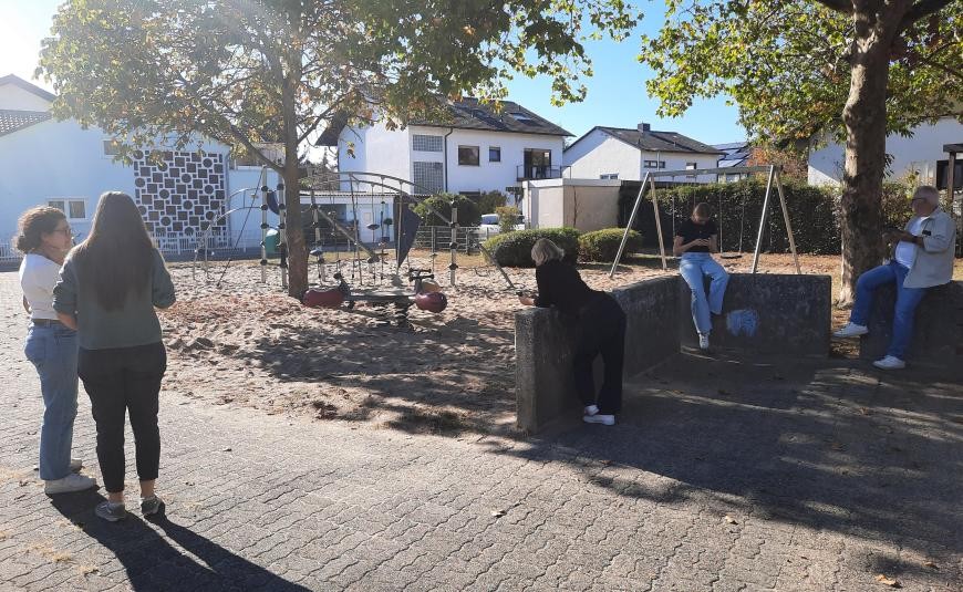Die Teilnehmenden auf dem Spielplatz Die Teilnehmenden auf dem Spielplatz