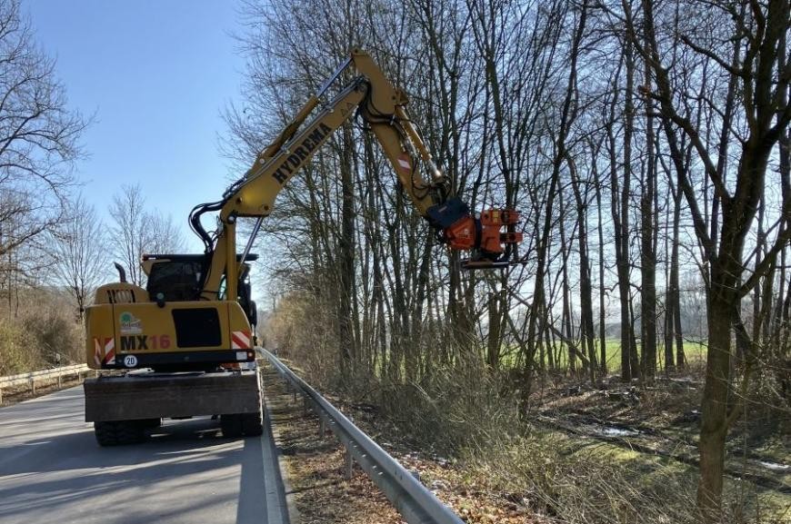 (Quelle: Landratsamt Rhein-Neckar-Kreis): Gehölzbagger im Einsatz: Die drei Straßenmeistereien im Rhein-Neckar-Kreis schneiden die Gehölze entlang von Bunds-, Landes- und Kreisstraßen im Rhein-Neckar-Kreis zurück. (Quelle: Landratsamt Rhein-Neckar-Kreis): Gehölzbagger im Einsatz: Die drei Straßenmeistereien im Rhein-Neckar-Kreis schneiden die Gehölze entlang von Bunds-, Landes- und Kreisstraßen im Rhein-Neckar-Kreis zurück.