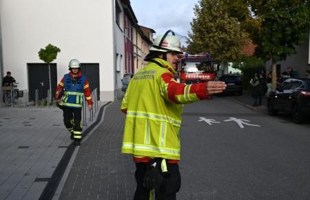 Die Übung beginnt, die Rettungskräfte laufen ein.