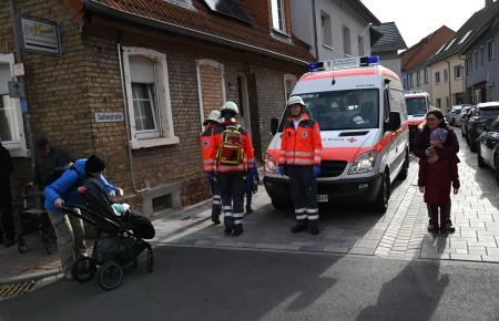 Die Rettungswagen des DRK stehen in der Sofienstraße.