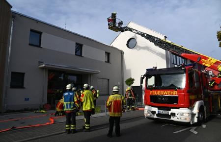 Die Drehleiter ist ausgefahren.