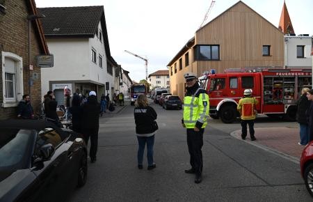 Die Zuschauer*innen stehen auch in der Mozartstraße.