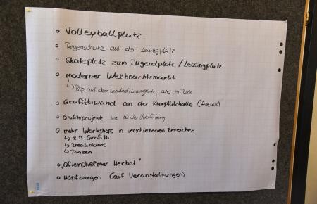 Handschriftlich gesammelte Wünsche und Ideen an der Pinnwand