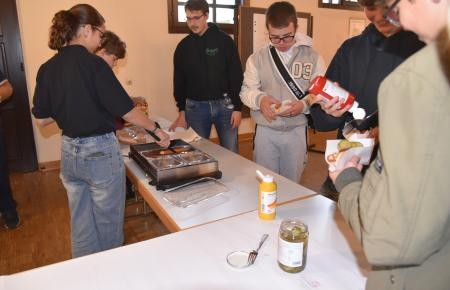Zur Stärkung gab es Hotdogs, serviert von der Böhmerwäldlerjugend