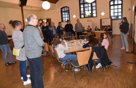 Bürgermeister und Gemeinderatsmitglieder hören zu