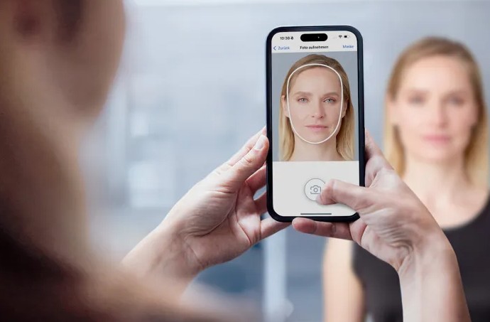 Eine Frau wird mit einem Smartphone fotografiert. Bild: Bundesdruckerei
