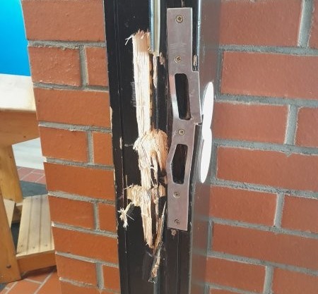 Eine der aufgebrochenen Türen in der THS. 